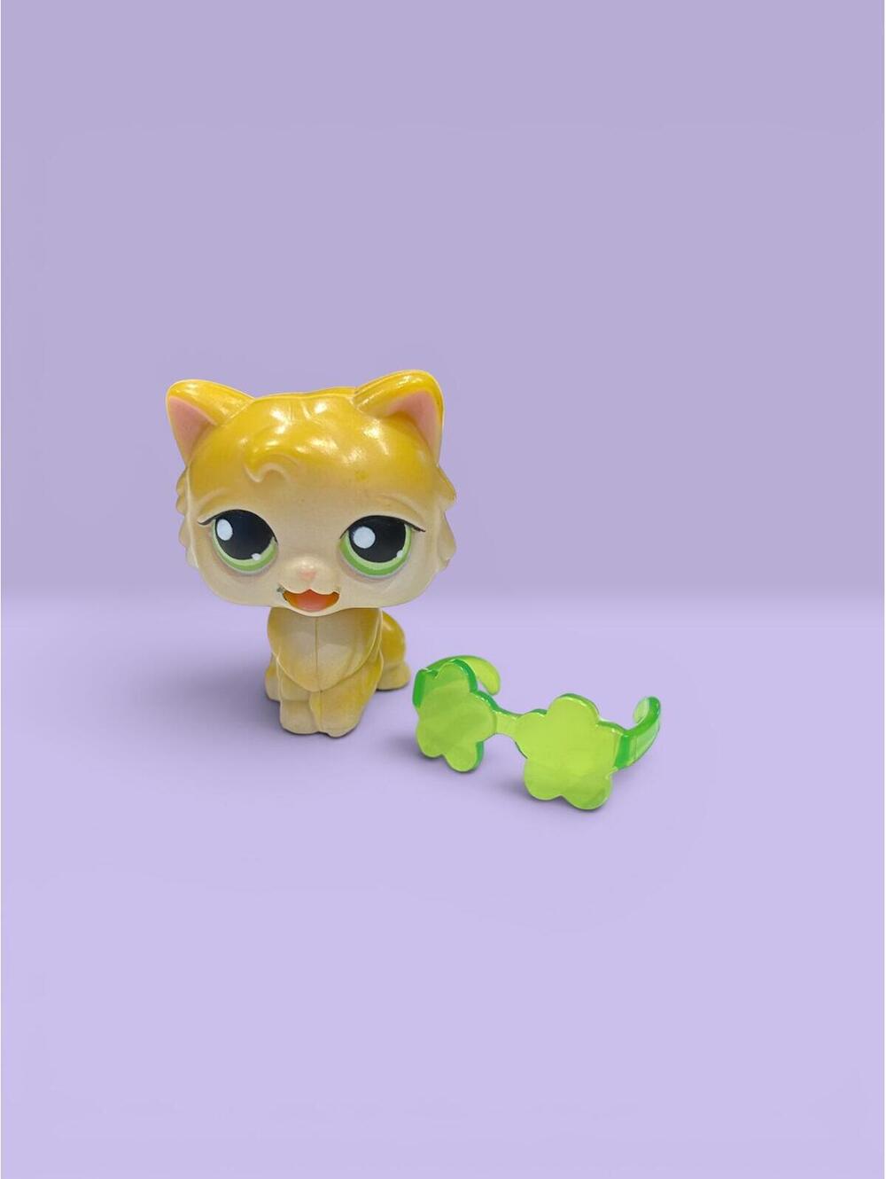 Littlest Pet Shop LPS Persian Cat #MM1 with Glasses Accessory.